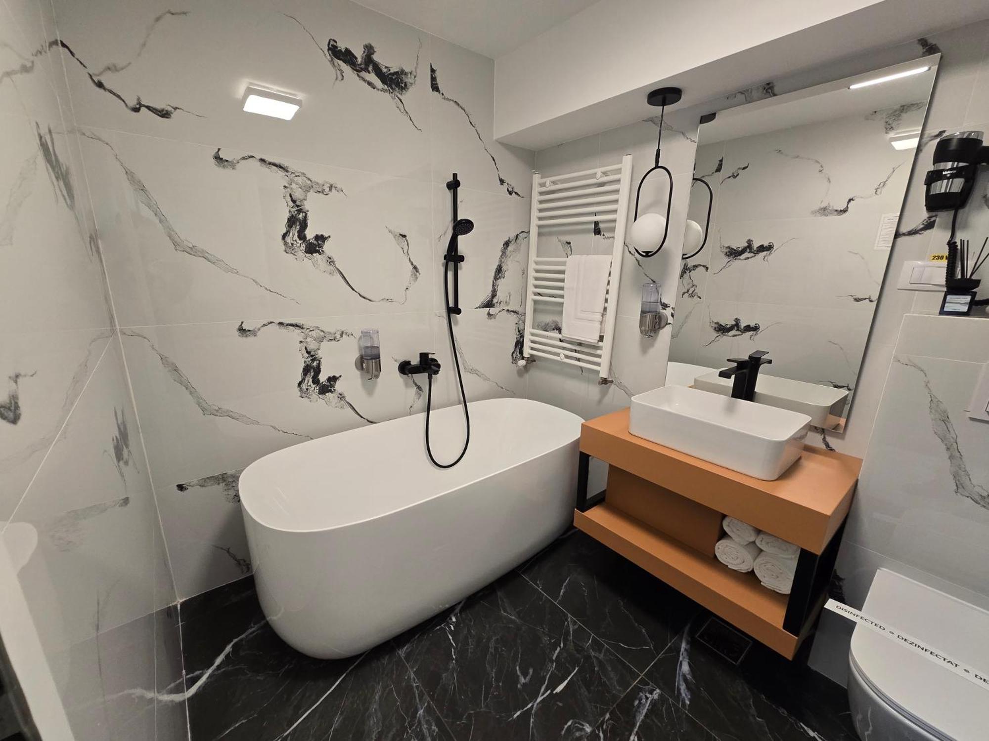 Monarc Boutique Aparthotel - Self Check-In Visan エクステリア 写真